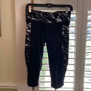 Athleta Black Camo Dobby Be Free Knickers Capri Running Exercise Spin Leggings